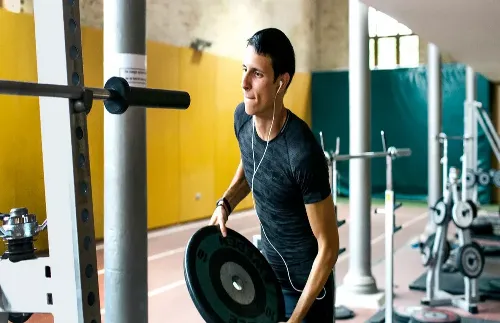 What is the best way to lift weights to build muscle?